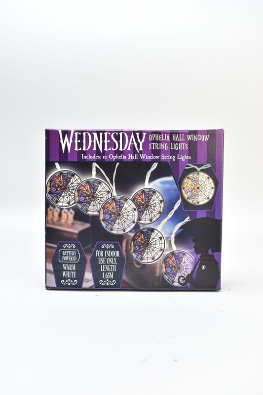 wednesday-guirlande-lumineuse-ophelia-hall-window