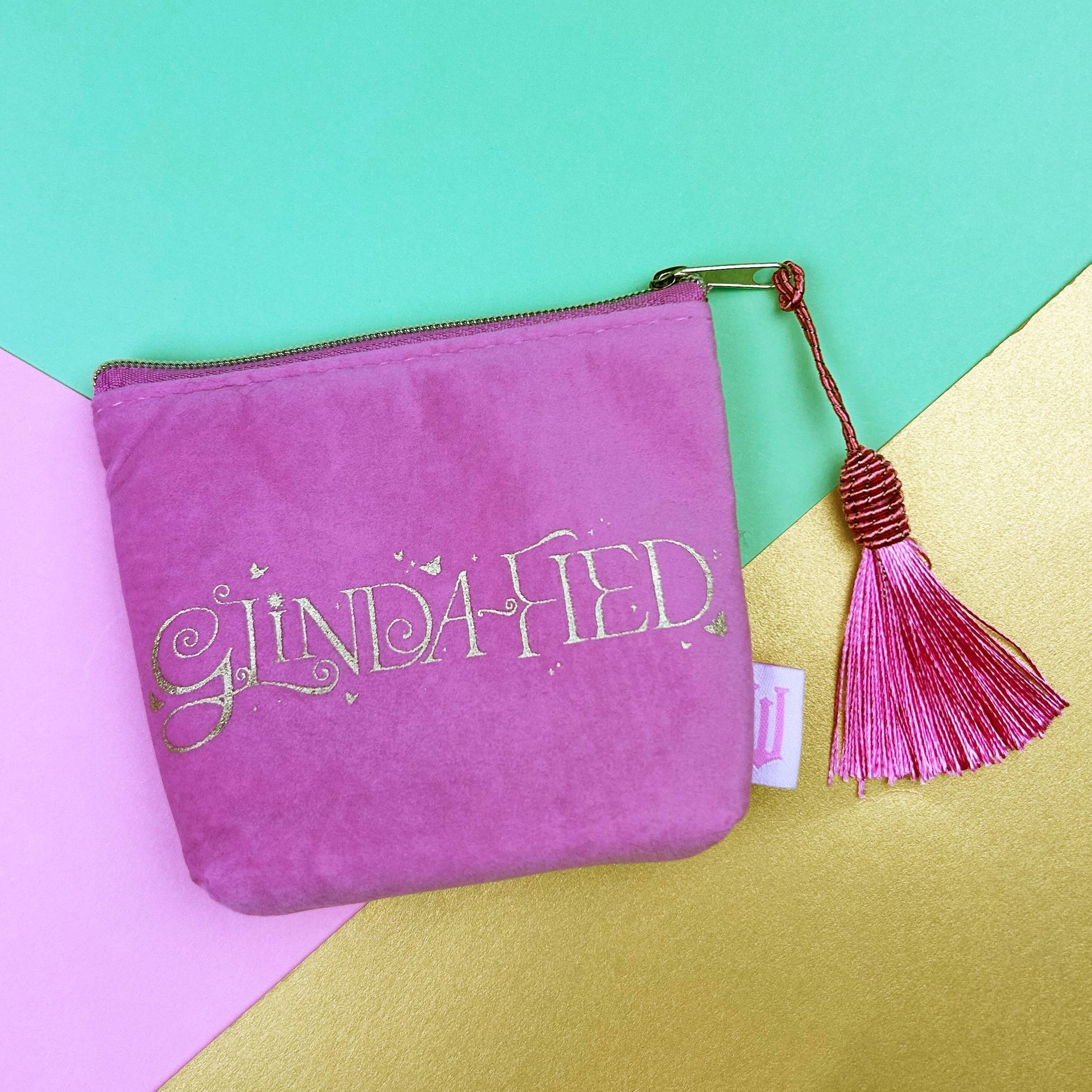 Pochette – luxueuse en velours rose avec inscription dorée | Blueprint Collections – vue 4
